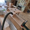 Les serre-joints ont depuis été remplacés par les barrettes en T dans la table, cf dernière photo