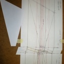 le papier à gauche est le calibre du dessus photocopié à l'envers