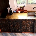 Trois cuisines pour 3 appartements (Or, résine, pierre)