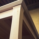 Table aux pieds courbes