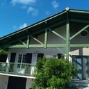 Restauration de ferme extérieure sur poteaux et rambardes de balcon