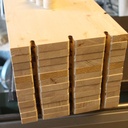 Les planches de l'étagères réalisées avec défonceuce + gabarit