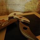 Marques pages bois et accessoires de lecture une main