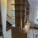 Bibliothèque autour d’un mur