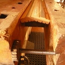 Eclairage d'angle galbé en sapin recyclé d'un panneau de porte