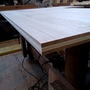 Une table contre un ilot de cuisine