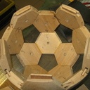 Ballon de foot en bois