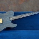 Une première guitare