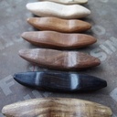 Des petits kayaks de différentes essences