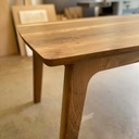 Une grande table en noyer tout en courbe