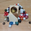 Une petite boîte à dés.