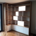 Bibliothèque avec niches éclairées