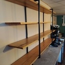 Etagères en chêne rouge