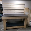 Un établi type MFT de 1,60m x 0,7m x 0,90m (hauteur) avec un mur en French Cleat