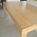 Une table contre un ilot de cuisine