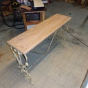 Petit table avec la base de fer forgé