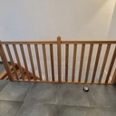 Escalier droit en chêne massif avec claustra et garde-corps