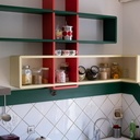 Des étagères en couleurs