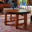 Table basse reutilisant une vieille roue de chariot et planches de coffrage