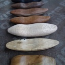 Des petits kayaks de différentes essences