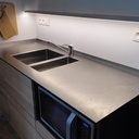 Bloc cuisine, revêtement chêne, plan de travail inox