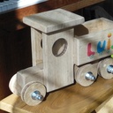 Petits camions en chêne