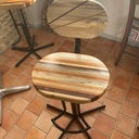 Mange debout et tabourets