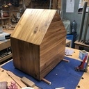 Un panier design en chêne pour chien