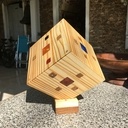 La boîte terminée, posée sur son support