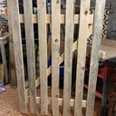 Une série de portes et portail en palettes