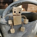 Petits robots en bois et ficelles