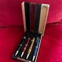 Stylos 4 couleurs et leur boîte de rangement