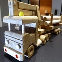 Des camions grumiers jouets