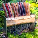 10 couteaux à viande sur présentoir en bouleau