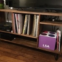 Meuble tourne disque et télévision coordonné avec une table de salon