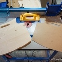 Un lit de poupée en bois