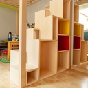 Lit mezzanine-cabane évolutif avec escalier-rangement à pas japonais