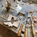 Une scie de charpentier.