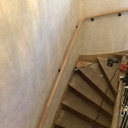 Pose d'une main courante sur un vieil escalier.