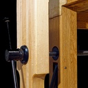 Établis en chêne blanc (poids estimé: 180 kilos).