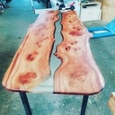 Table en orme et résine