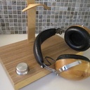 Ecouteurs avec leur support doté d'un HUB USB et d'un potard de volume