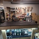 Un établi type MFT de 1,60m x 0,7m x 0,90m (hauteur) avec un mur en French Cleat