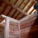 Poteaux d'angles et cloisons en vieux mélèze