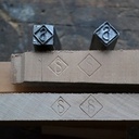 Comparaison des empreintes laissées dans le bois de fil et le bois debout