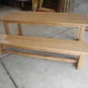 Une table de salle à manger et son banc