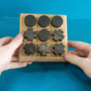 Un morpion en bois avec des pièces aimantées