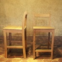 Une paire de chaises hautes