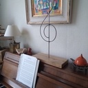 Clef de sol socle chêne et métal