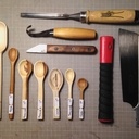 avec les outils utilisés + une scie Ryoba pour le débit des bûches.